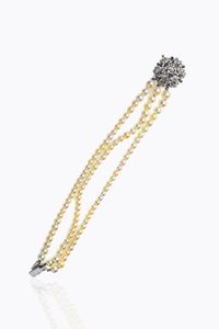 BRACCIALE - Lunghezza cm 18 composto da tre file di perle giapponesi a scalare dal diam. di m 4 3 a 6 2. Chiusura in oro bianco  [..]