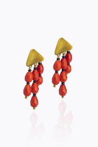 COPPIA DI ORECCHINI - Peso gr 8 6 in argento dorato satinato con frange pendenti  di mediterraneo sfaccettato