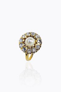 ANELLO - Peso gr 5 1 Misura 11 (51) in oro giallo  sommit rotonda con al centro perla scaramazza (difetti)  contornata  [..]