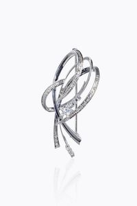 SPILLA - Peso gr 10 9 cm 6x2 in oro bianco  anni '50  a volute con diamanti taglio 8/8 e brillante per totali ct 0 50 c [..]