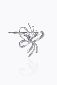 SPILLA - Peso gr 7 7 cm 3x4 in oro bianco lucido e satinato  anni '50  a motivo di fiore con diamanti taglio 8/8 per totali  [..]