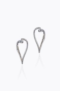 COPPIA DI ORECCHINI - Peso gr 5 1 pendenti  in oro bianco  con punte in diamanti taglio brillante per totali ct 0 60 ca  probabile colore  [..]