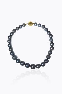 GIROCOLLO - Lunghezza cm 40 composto da un filo di perle Tahiti nei toni del grigio dal diam. di mm 11 6 a 15. Chiusura in  [..]