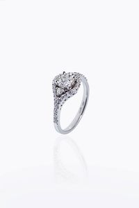 ANELLO - Peso gr 3 6 Misura 14 (54) in oro bianco con diamanti taglio brillante per totali ct 0 59 ca  probabile colore  [..]