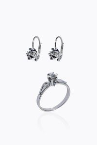 DEMI-PARURE - Peso gr 5 6 Misura 13 (53) in oro bianco composta da coppia di orecchini ed anello con diamanti taglio brillante  [..]