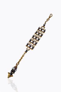 PORTACHIAVI - Peso gr 17 4 in oro 9 Kt; corpo composto da cinque file di mori in smalto policromo  terminante con ciondolo raffigurante  [..]