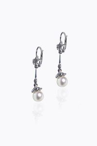 COPPIA DI ORECCHINI - Peso gr 4 5 pendenti  in oro bianco  a monachella  con perle giapponesi del diam. di mm 7
