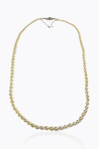 COLLANA - Lunghezza cm 70 composta da un filo di perle giapponesi a scalare dal diam. di mm 4 a 7 7. Chiusura in oro bianco  [..]