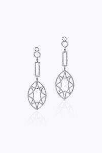 COPPIA DI ORECCHINI - Peso gr 14 5 pendenti  in oro bianco  elementi geometrici terminanti con foglie stilizzate  in diamanti taglio  [..]