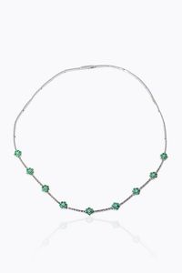 GIROCOLLO - Peso gr 22 4 in oro bianco  composto da segmenti rigidi  al centro fiori in smeraldi taglio rotondo per totali  [..]