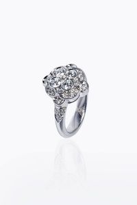 ANELLO - Peso gr 7 2 Misura 13 (53) in oro bianco  sommit geometrica  con diamanti taglio brillante per totali ct 0 68  [..]