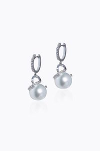 COPPIA DI ORECCHINI - Peso gr 12 4 in oro bianco  cerchi ai lobi con parte anteriore in diamanti taglio brillante; terminanti con due  [..]