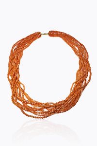 LUNGA COLLANA - Lunghezza cm 77 Peso gr 222 composta da dieci fili di sfere di corallo nei toni del rosa del diam. di mm 4 5 e  [..]