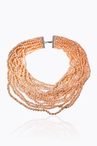 LUNGA COLLANA - Peso gr 317 Lunghezza cm da 42 a 53 composta da quindici fili a scalare di pepite di corallo nei toni del rosa.  [..]