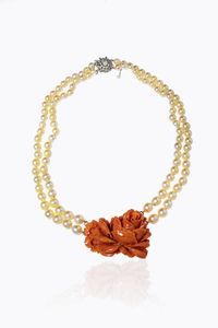 COLLANA - Lunghezza cm 46 composta da due fili di perle giapponesi a scalare dal diam. di mm 8 5 a 6 3; al centro grande  [..]