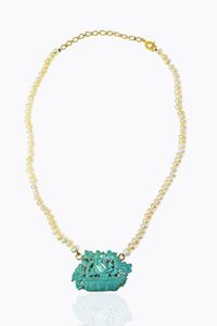 COLLANA - Lunghezza cm 53 composta da un filo di perle cipolline; al centro montato su base in oro vaso di fiori in turchese.  [..]