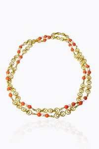 COLLANA - Peso gr 37 2 Lunghezza cm 42 composta da anelli concentrici in oro giallo  alternati a sfere rosse e perline