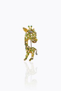 SPILLA - Peso gr 14 8 Cm 6x2 in oro giallo satinato e bianco  a forma di giraffa con macchie in smalto verde e bianco.  [..]