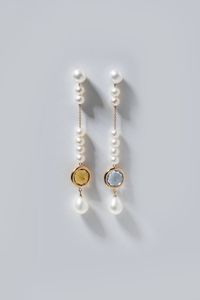 COPPIA DI ORECCHINI - Peso gr 10 6 pendenti  in oro rosa con perle di acqua dolce pendenti e un quarzo citrino ed un topazio azzurro  [..]