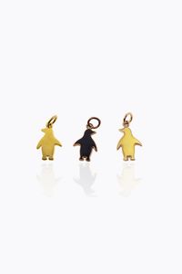 POMELLATO - Peso gr 3 7 Lotto di tre charms Pomellato  linea Dodo raffiguranti tre pinguini; uno in oro giallo 18 Kt e due  [..]