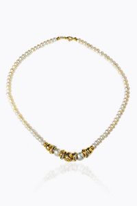 GIROCOLLO - Lunghezza cm 40 composto da un filo di perle cipolline  al centro due perle giapponesi alternate da sfere e distanziali  [..]