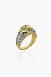 ANELLO - Peso gr 7 6 Misura 15 (55) in oro giallo  al centro diamante taglio brillante di ct 2 30 ca di colore giallo;  [..]