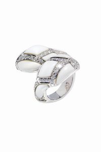 ANELLO - Peso gr 13 1 Misura 14 in oro bianco  sommit con due teste di serpente  diamanti taglio brillante per totali  [..]