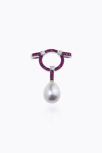 CIONDOLO - Peso gr 16 5 in oro bianco e brunito  con zaffiri rosa per totali  diamanti taglio brillante per totali ct 0   [..]