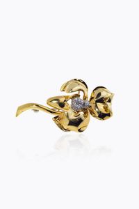 SPILLA - Peso gr 20 7 cm 3 5x6 5 in oro giallo  a forma di iris  con al centro diamanti taglio brillante per totali ct  [..]