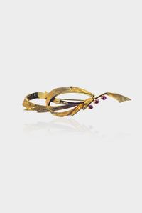 SPILLA - Peso gr 5 3 cm 6 5x2 in oro giallo  a forma di ramo fiorito  con tre rubini sintetici