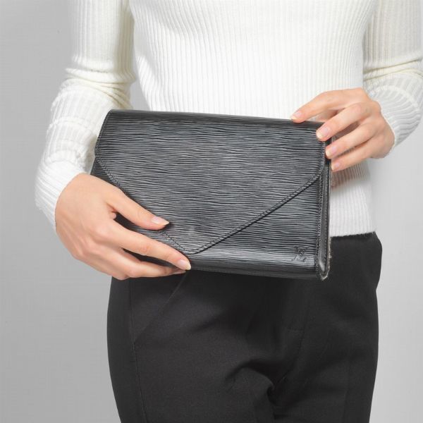 LOUIS VUITTON POCHETTE  - Asta Vintage: borse e accessori di Hermes, Louis Vuitton e altre grandi maison - Associazione Nazionale - Case d'Asta italiane