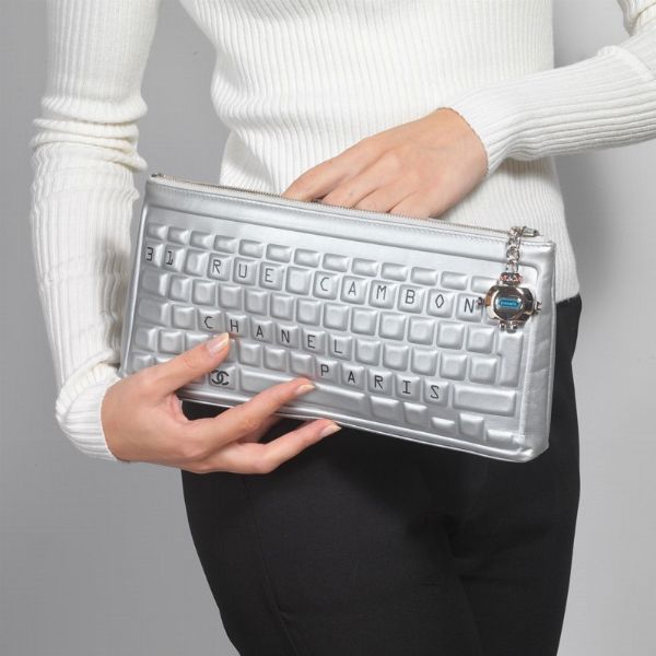 CHANEL POCHETTE KEYBOARD DATA CENTER  - Asta Vintage: borse e accessori di Hermes, Louis Vuitton e altre grandi maison - Associazione Nazionale - Case d'Asta italiane