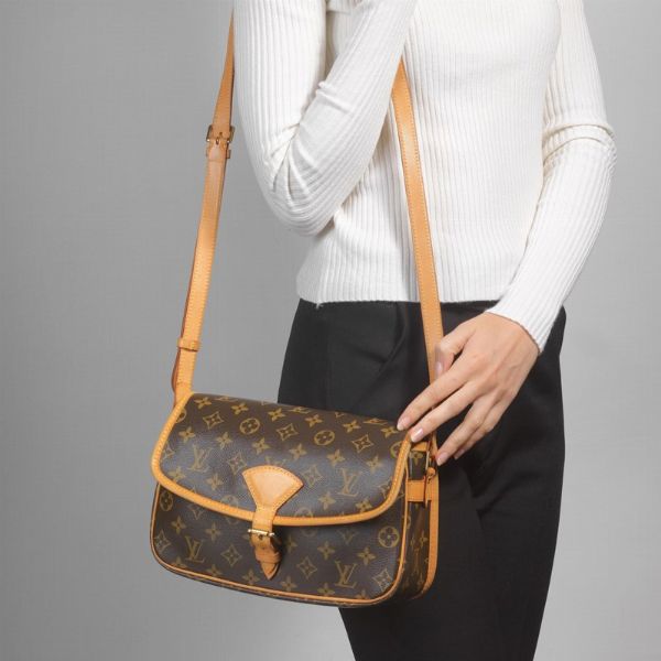 LOUIS VUITTON TRACOLLA MEDIA  - Asta Vintage: borse e accessori di Hermes, Louis Vuitton e altre grandi maison - Associazione Nazionale - Case d'Asta italiane