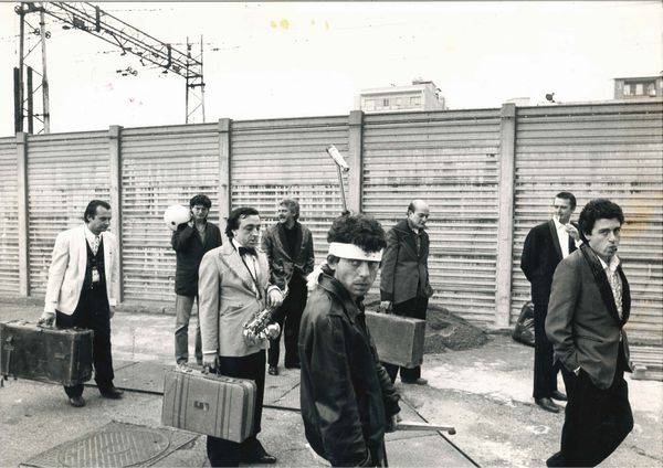 Roby Schirer : Lotto composto da tre scatti fotografici (dal set di Kamikazen, di Gabriele Salvatores)  - Asta Affordable Photos | Cambi Time - Associazione Nazionale - Case d'Asta italiane