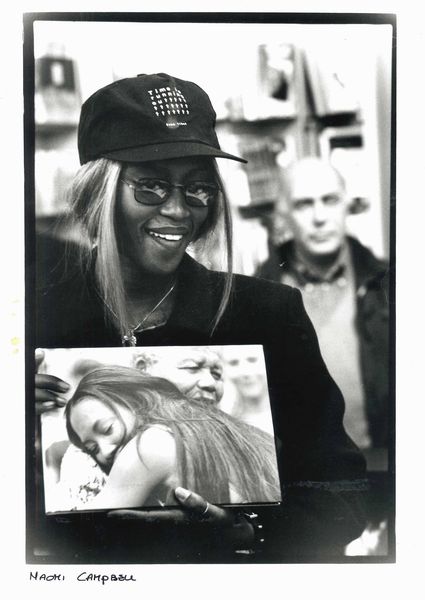 Roby Schirer : Lotto composto da due scatti fotografici  - Asta Affordable Photos | Cambi Time - Associazione Nazionale - Case d'Asta italiane