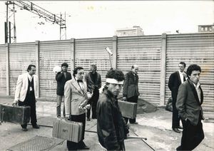 Roby Schirer : Lotto composto da tre scatti fotografici (dal set di Kamikazen, di Gabriele Salvatores)  - Asta Affordable Photos | Cambi Time - Associazione Nazionale - Case d'Asta italiane