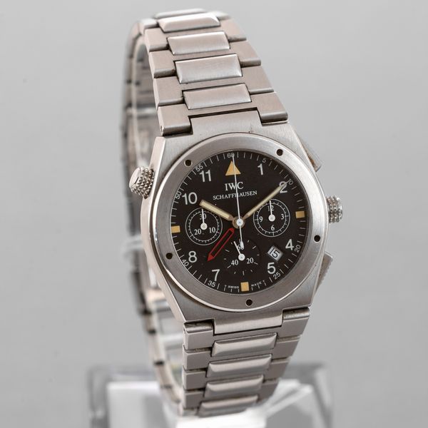 IWC - Chrono Alarm, in acciaio, quadrante nero con numeri Arabi, indici luminescenti al trizio, tre contatori e datario, con funzione di sveglia e movimento al quarzo  - Asta Orologi da Polso e da Tasca - Associazione Nazionale - Case d'Asta italiane