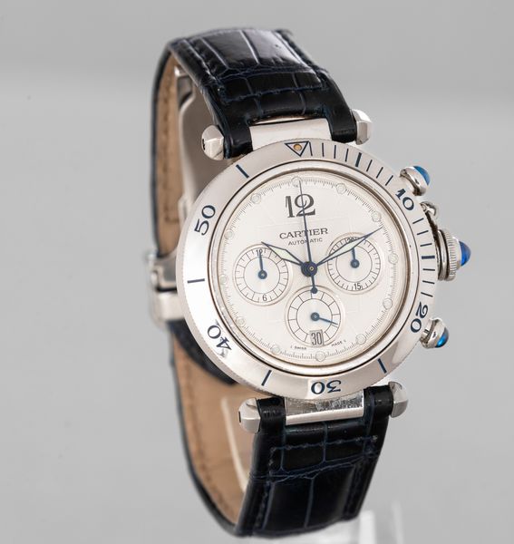 CARTIER - Pasha in acciaio automatico, cronografo tre contatori quadrante Bianco con numeri Arabi, sfere luminose e datario al sei  - Asta Orologi da Polso e da Tasca - Associazione Nazionale - Case d'Asta italiane