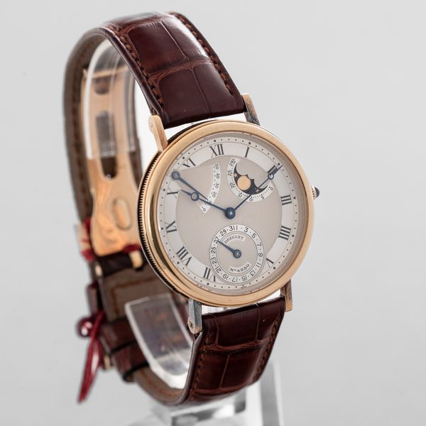 BREGUET - Classique Reserve de Marche, ref 3137BA in oro giallo 18k, carica automatica con fondello a vista e massa oscillante cesellata, fasi lunari e calendario.  - Asta Orologi da Polso e da Tasca - Associazione Nazionale - Case d'Asta italiane