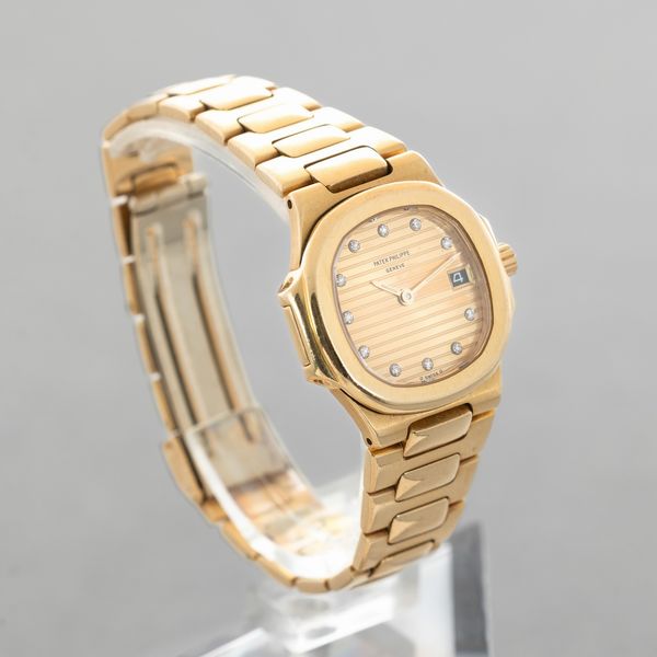 PATEK PHILIPPE - Nautilus Lady ref 4700/1J in oro giallo 18k con quadrante dorato indici in brillanti e finestrella del datario, accompagnato da Service e astuccio  - Asta Orologi da Polso e da Tasca - Associazione Nazionale - Case d'Asta italiane