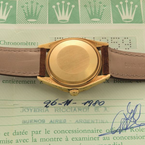 ROLEX - Date ref 1501 Ricciardi in oro giallo 18k, quadrante Argent� con indici a bastone applicati, punzoni del retailer e Garanzia  - Asta Orologi da Polso e da Tasca - Associazione Nazionale - Case d'Asta italiane