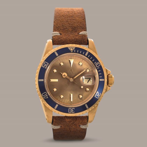 ROLEX - Submariner ref 1680/8 in oro giallo 18k quadrante virato al colore Champagne con indici Nipple, ghiera girevole blu, movimento automatico con datario  - Asta Orologi da Polso e da Tasca - Associazione Nazionale - Case d'Asta italiane