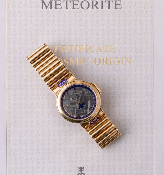 CORUM - Meteorite in oro giallo 18k edizione numerata con funzione di datario e fasi lunari, quadrante in meteorite movimento automatico con scatola e garanzia  - Asta Orologi da Polso e da Tasca - Associazione Nazionale - Case d'Asta italiane