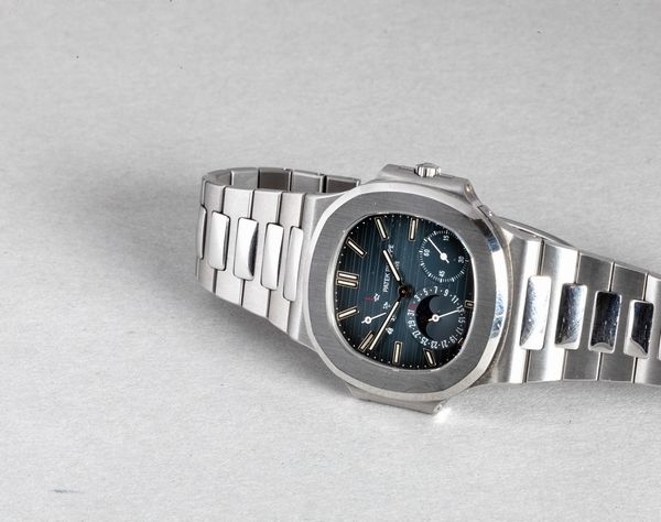 PATEK PHILIPPE - Nautilus ref 3712 in acciaio con fasi lunari riserva di carica a ore sette, funzione di calendario e fondello a vista con movimento automatico  - Asta Orologi da Polso e da Tasca - Associazione Nazionale - Case d'Asta italiane