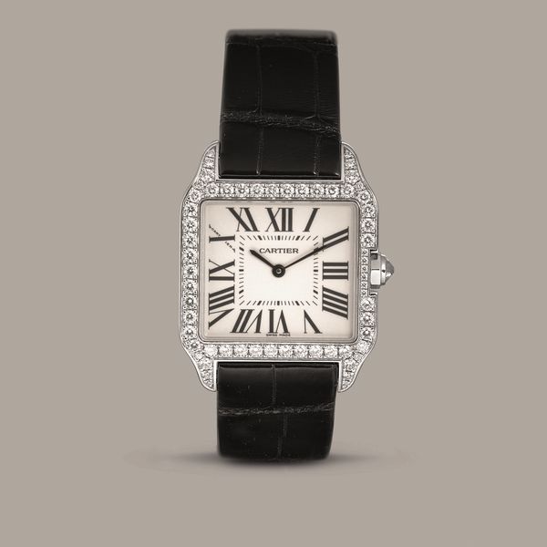 CARTIER - Santos Dumont in oro bianco 18k e diamanti, quadrante argent� numeri romani, movimento al quarzo, cinturino in pelle con deployante con scatola e garanzia  - Asta Orologi da Polso e da Tasca - Associazione Nazionale - Case d'Asta italiane