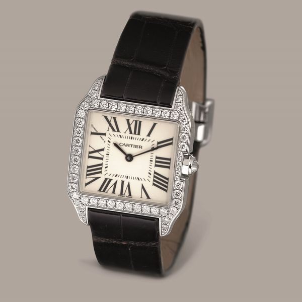 CARTIER - Santos Dumont in oro bianco 18k e diamanti, quadrante argent� numeri romani, movimento al quarzo, cinturino in pelle con deployante con scatola e garanzia  - Asta Orologi da Polso e da Tasca - Associazione Nazionale - Case d'Asta italiane