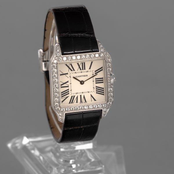 CARTIER - Santos Dumont in oro bianco 18k e diamanti, quadrante argent� numeri romani, movimento al quarzo, cinturino in pelle con deployante con scatola e garanzia  - Asta Orologi da Polso e da Tasca - Associazione Nazionale - Case d'Asta italiane