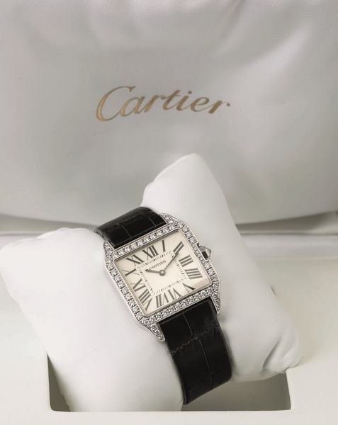 CARTIER - Santos Dumont in oro bianco 18k e diamanti, quadrante argent� numeri romani, movimento al quarzo, cinturino in pelle con deployante con scatola e garanzia  - Asta Orologi da Polso e da Tasca - Associazione Nazionale - Case d'Asta italiane
