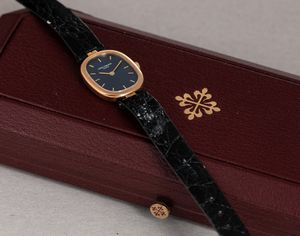 PATEK PHILIPPE - Ellipse Lady in oro giallo 18k al quarzo, quadrante blu con indici applicati e sfere dorate, accompagnato da astuccio originale  - Asta Orologi da Polso e da Tasca - Associazione Nazionale - Case d'Asta italiane