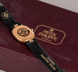 PATEK PHILIPPE - Ellipse Lady in oro giallo 18k al quarzo, quadrante blu con indici applicati e sfere dorate, accompagnato da astuccio originale  - Asta Orologi da Polso e da Tasca - Associazione Nazionale - Case d'Asta italiane